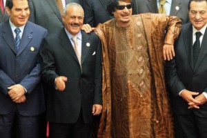 Ben Ali (Tunisie), Kadhadi (Libye) et Moubarak (Egypte) étaient, en 2011, trois chefs d’État aux ordres de Washington (Kadhafi depuis son revirement de 2003, les deux autres depuis toujours). Malgré les services rendus, ils furent balayés au profit des Frères musulmans.